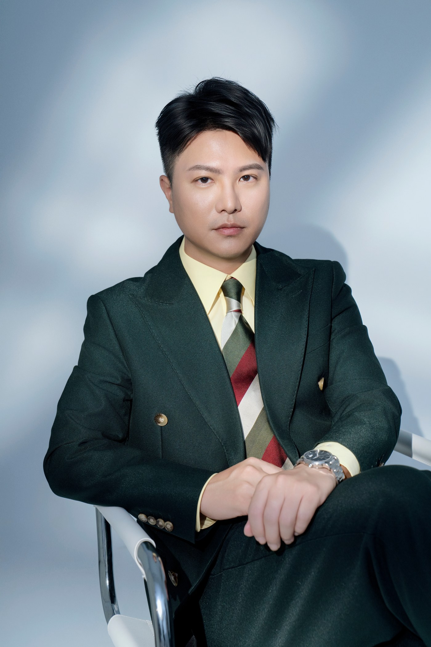 金融業的信任訊號：正裝的分寸與穩定的眼神