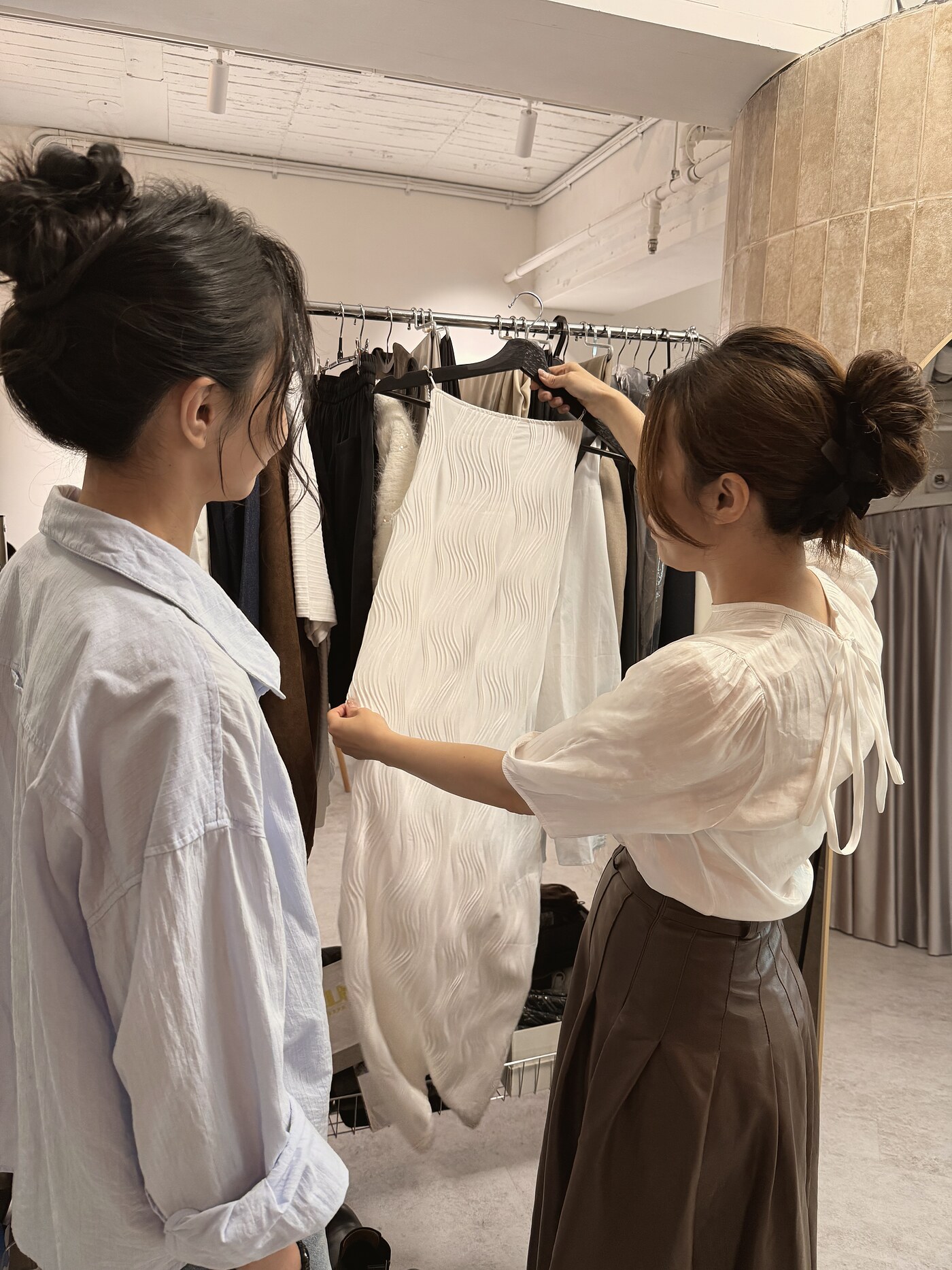 定裝現場：形象顧問與客戶逐件確認服裝（CHUN.EN 工作實況）