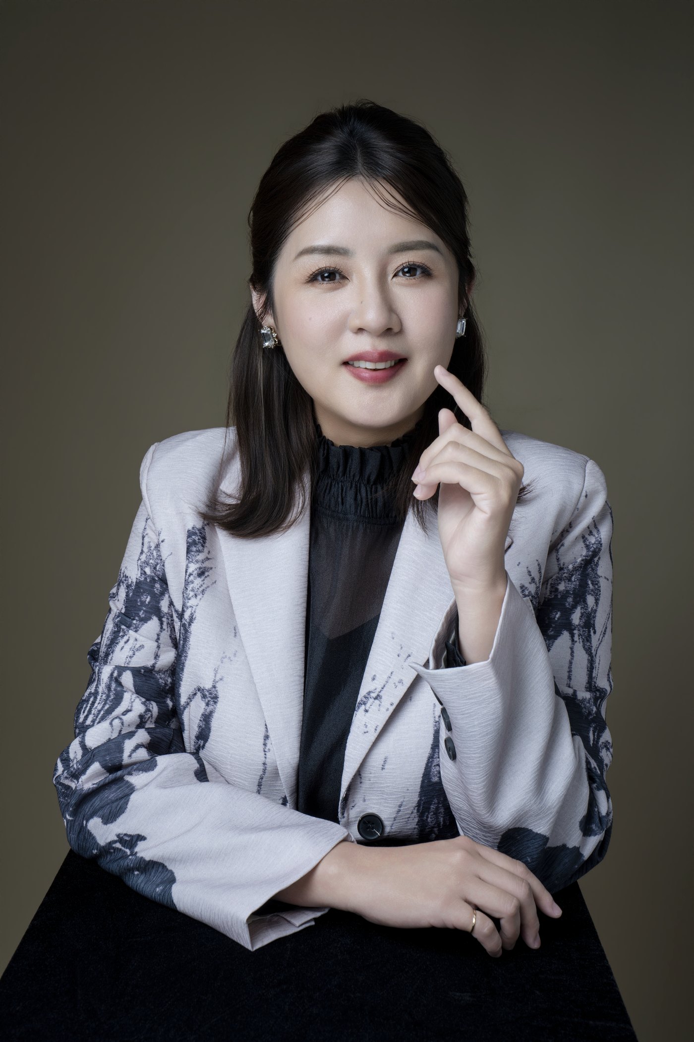 女性領導者的商務形象照：結構感的外套給份量，神情給溫度